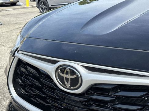 Used 2022 Toyota Highlander XLE AWD/4WD image 10