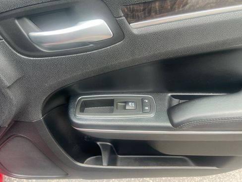 Used 2014 Chrysler 300 C RWD image 11