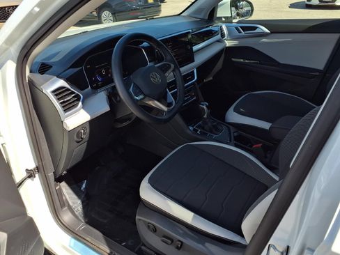 Certified 2026 Volkswagen Taos SE w/ Panoramic Sunroof Package FWD image 16
