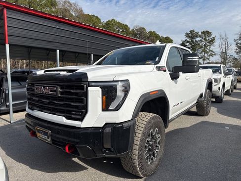 Used 2024 GMC Sierra 2500 AT4X image 2