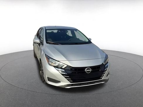 Used 2025 Nissan Versa SV image 3