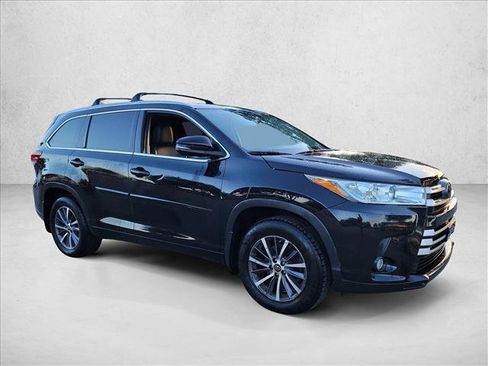 Used 2018 Toyota Highlander XLE AWD/4WD image 3