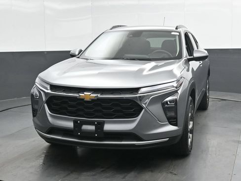 Used 2025 Chevrolet Trax LT FWD image 6