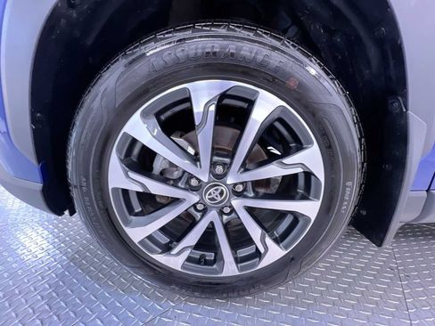 Used 2022 Toyota Corolla Cross XLE w/ Convenience Package AWD/4WD image 10