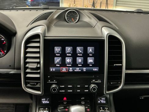 Used 2018 Porsche Cayenne Platinum Edition image 23