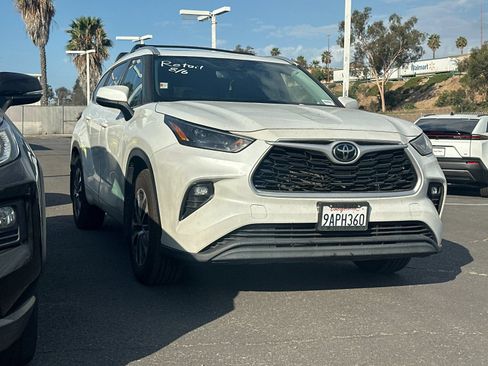 Used 2022 Toyota Highlander XLE FWD image 2