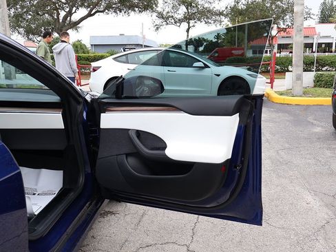 Used 2022 Tesla Model S image 25