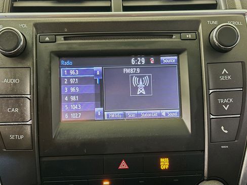 Used 2016 Toyota Camry SE image 19