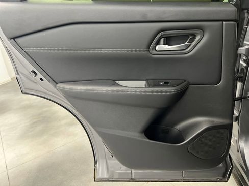Used 2025 Nissan Rogue SL FWD image 15