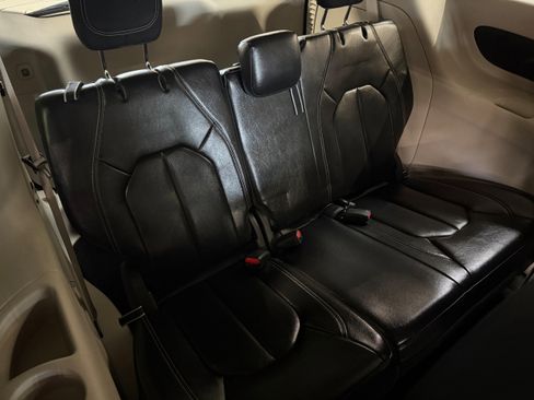 Used 2022 Chrysler Pacifica Touring-L image 21