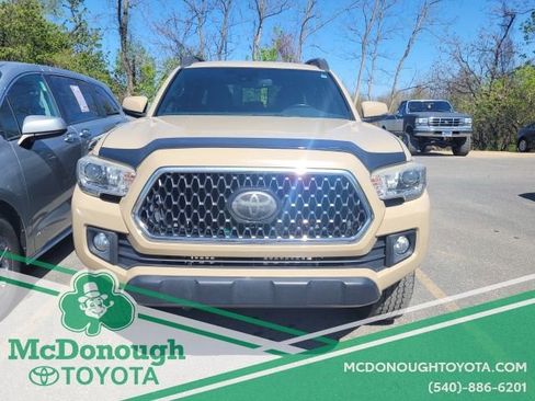 Used 2018 Toyota Tacoma TRD Off-Road image 2