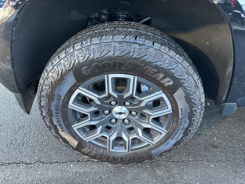 Used 2023 Chevrolet Colorado Z71 w/ Z71 Convenience Package 2 image 8