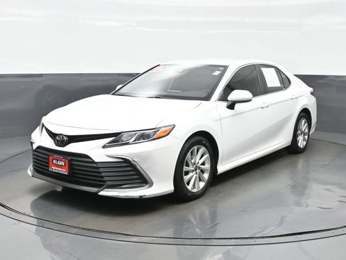 Used 2022 Toyota Camry LE FWD image 2