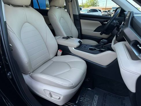 Used 2025 Toyota Highlander XLE FWD image 18