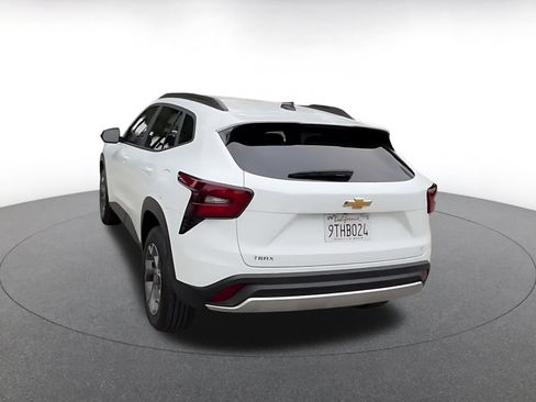 Used 2025 Chevrolet Trax LT FWD image 10