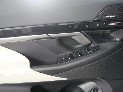 Certified 2025 BMW 530i image 8