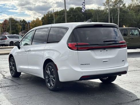 New 2026 Chrysler Pacifica Select image 13