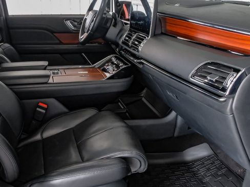 Used 2024 Lincoln Navigator Reserve image 12