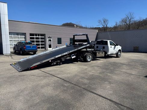 New 2026 RAM 5500 4x4 Regular Cab image 29