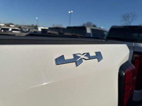 Used 2025 GMC Sierra 1500 SLT image 4