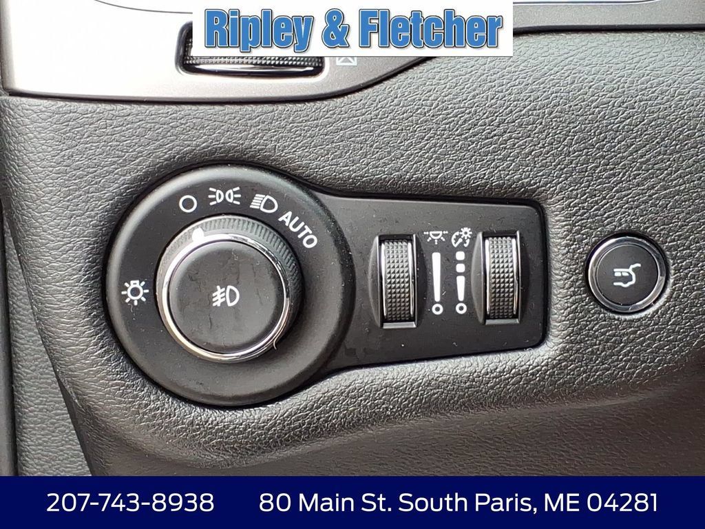 Used 2019 Jeep Cherokee Limited AWD/4WD image 16