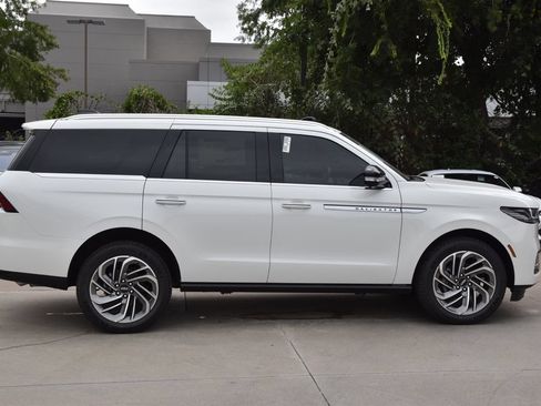 New 2026 Lincoln Navigator Reserve AWD/4WD image 5