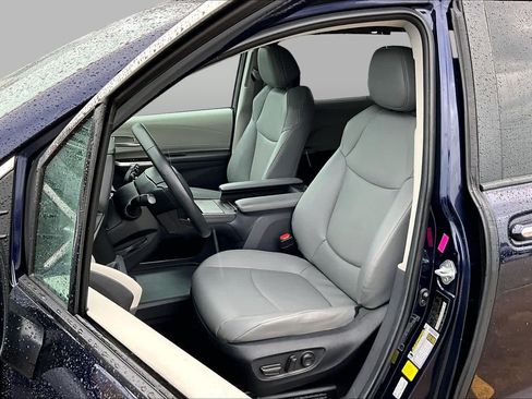 Certified 2024 Toyota Sienna XLE FWD image 8