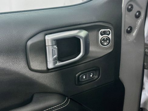 Used 2023 Jeep Wrangler Unlimited Sahara AWD/4WD image 15