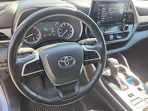 Used 2022 Toyota Highlander XLE AWD/4WD image 9