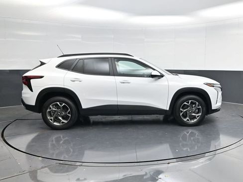 Used 2025 Chevrolet Trax LT image 2