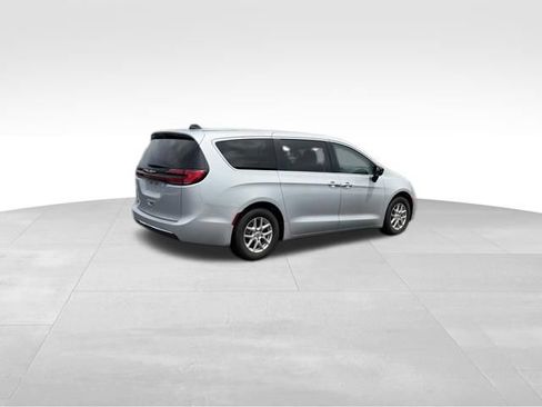Used 2024 Chrysler Pacifica Touring-L FWD image 5