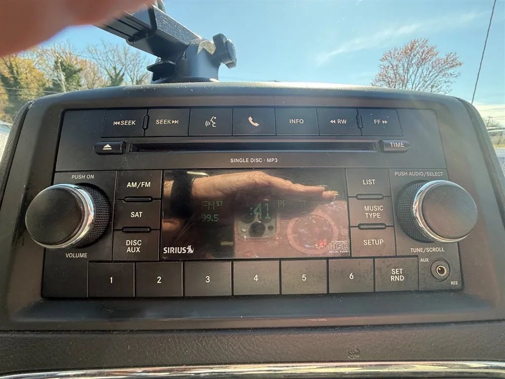 Used 2016 Dodge Grand Caravan SXT w/ UConnect Hands-Free Group FWD image 13