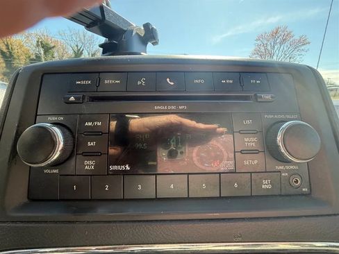 Used 2016 Dodge Grand Caravan SXT w/ UConnect Hands-Free Group FWD image 13