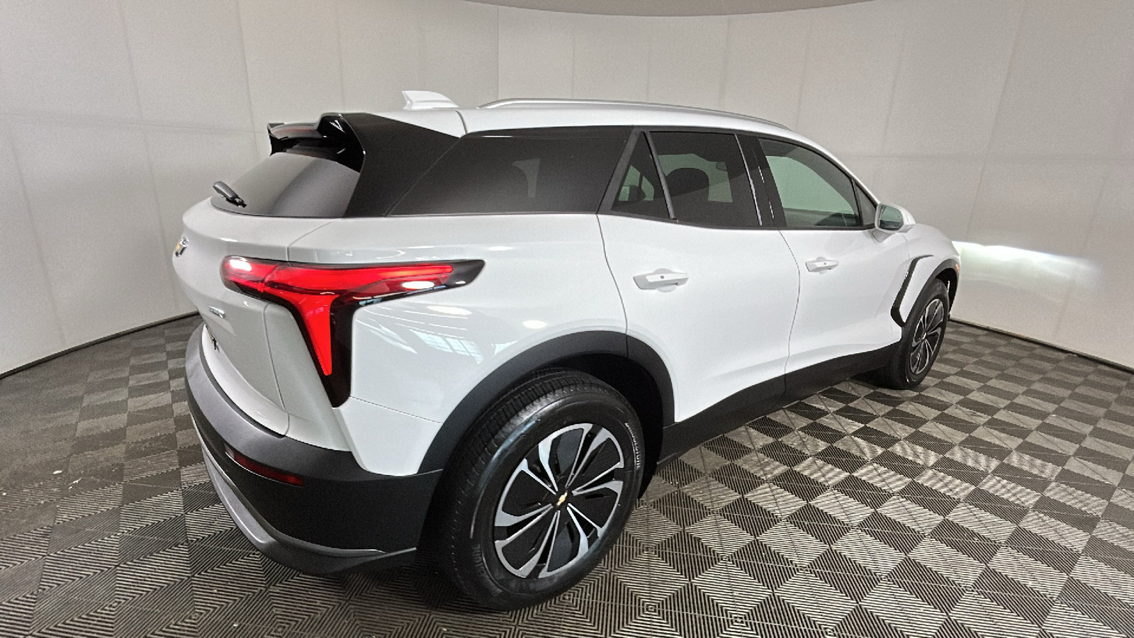 Used 2024 Chevrolet Blazer EV LT AWD/4WD image 3