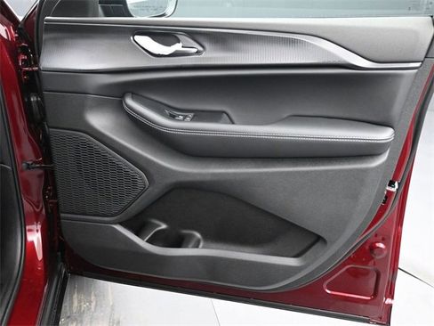 New 2025 Jeep Grand Cherokee Laredo image 17