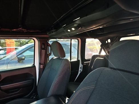 Used 2024 Jeep Wrangler Unlimited AWD/4WD image 18
