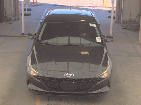 Used 2021 Hyundai Elantra SEL w/ Convenience Package image 2