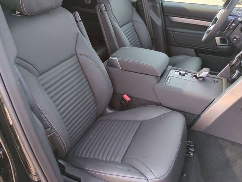 New 2025 Land Rover Discovery Dynamic SE image 23