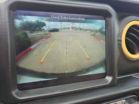 Used 2021 Jeep Wrangler Unlimited Sahara image 40