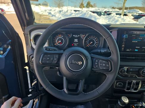 Used 2025 Jeep Gladiator Sport image 10