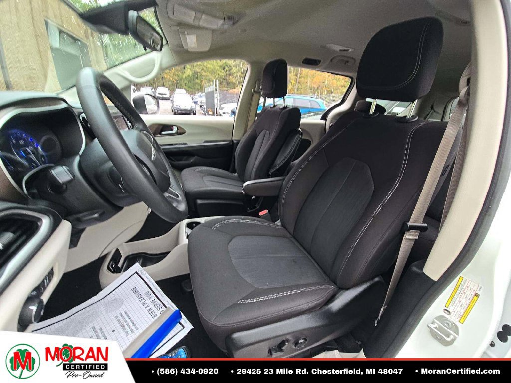 Used 2023 Chrysler Voyager LX FWD image 5