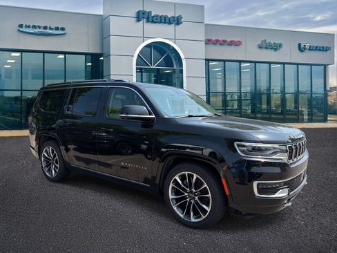 Used 2024 Jeep Wagoneer Series III w/ Premium Group I AWD/4WD image 2