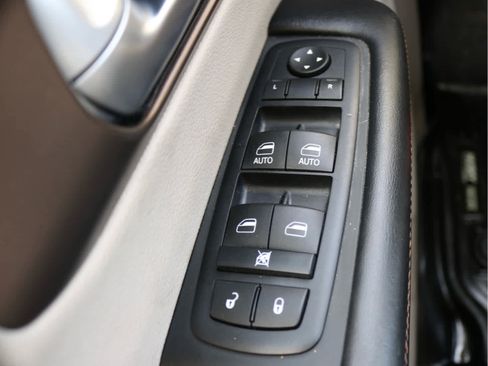 Used 2017 Chrysler Pacifica Touring-L image 16