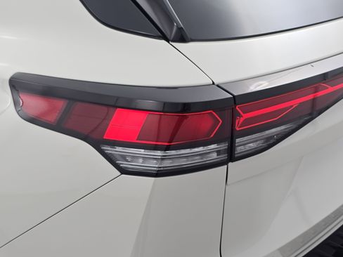 New 2026 Volkswagen Tiguan SE R-Line AWD/4WD image 33
