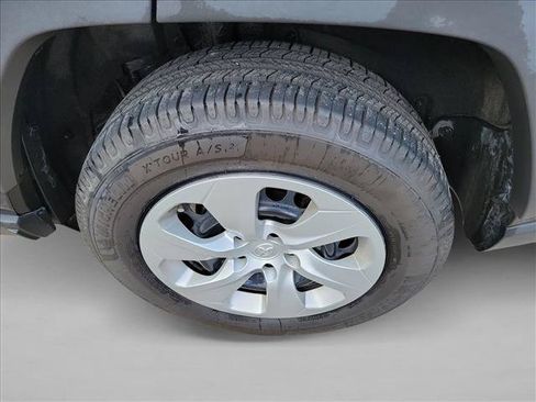 Used 2021 Toyota RAV4 LE FWD image 12