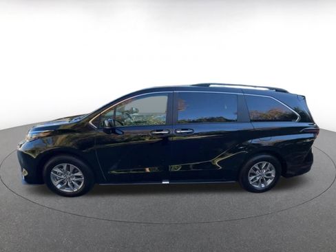 Used 2025 Toyota Sienna XLE image 9
