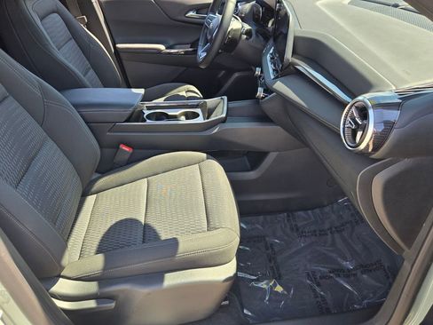 Used 2025 Chevrolet Equinox LT w/ Safety and Technology Package image 17