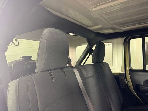 Used 2025 Jeep Wrangler Unlimited Rubicon image 28