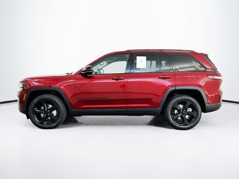 Used 2023 Jeep Grand Cherokee Limited w/ Black Appearance Package AWD/4WD image 4