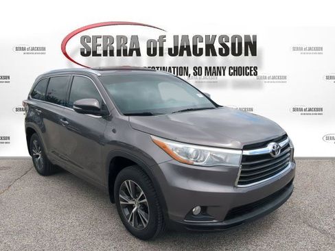 Used 2016 Toyota Highlander XLE FWD image 2